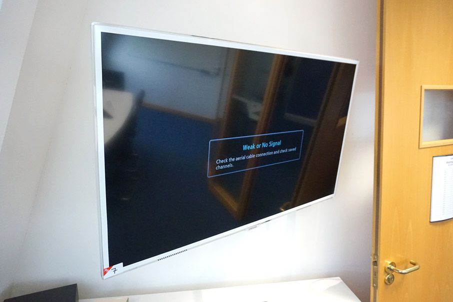 Samsung UE46ES6710 colour smart TV with remote