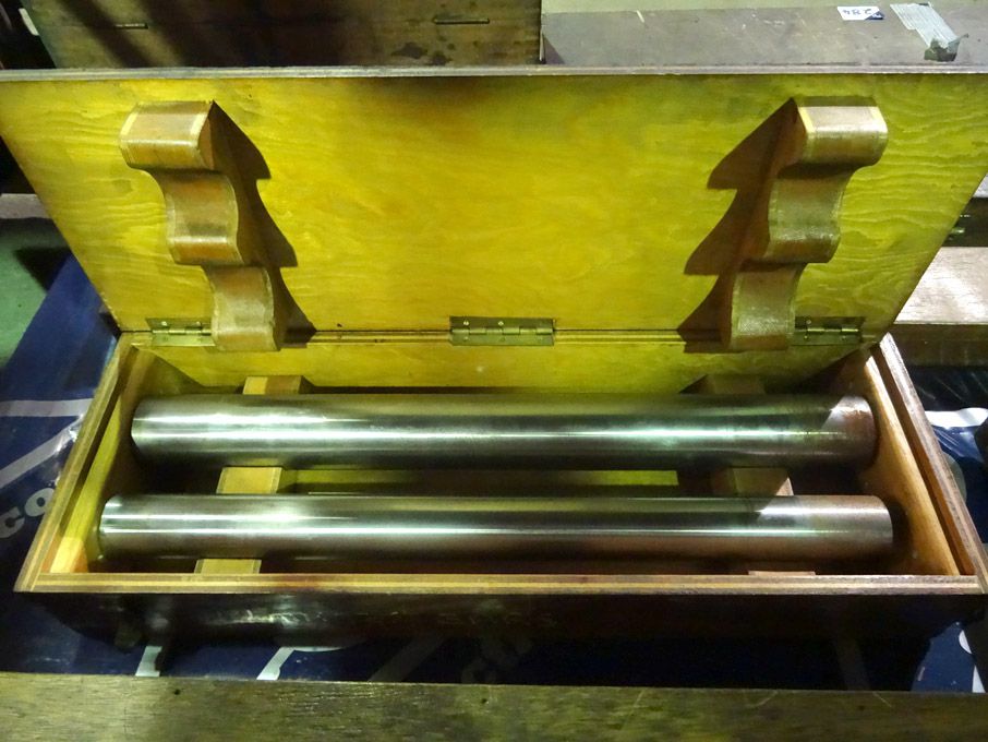 Pair test bars in wooden case - lot located at: PP...